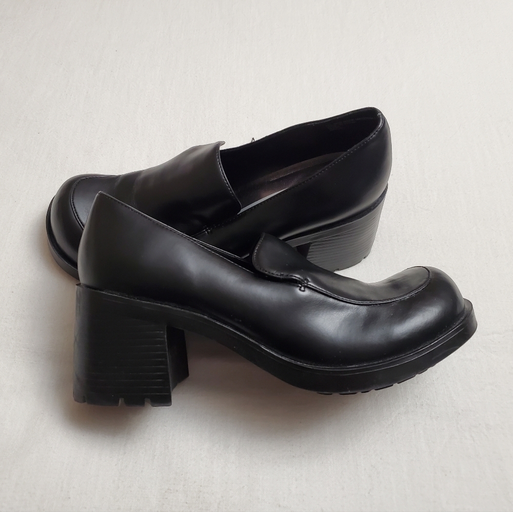 ellemenno Black Heeled Loafer